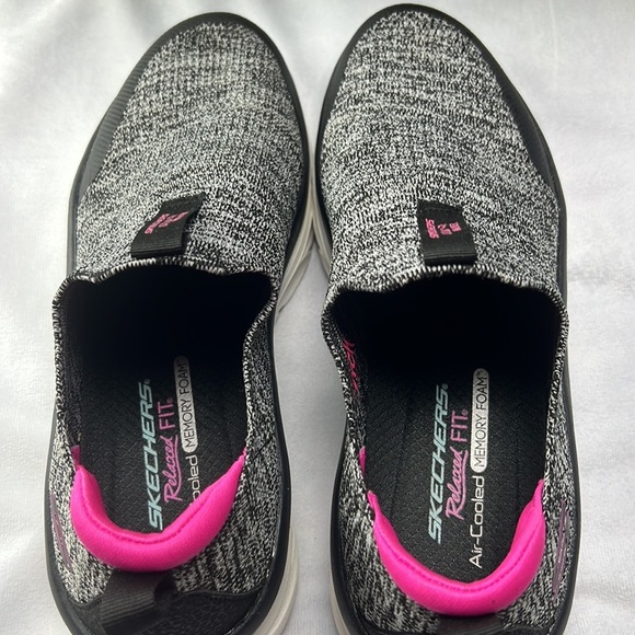 Skechers relaxed fit ,air cooled memory foam size 9.5 - Picture 2 of 12